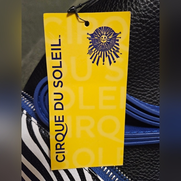 Cirque Du Soleil Black tote bag w/extra straps and makeup bag - Picture 5 of 14